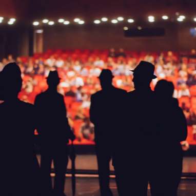 Musiciens sur scène face au public